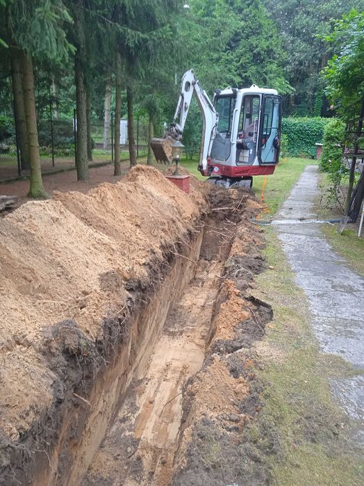 rownaie/,czysczenie terenu.koparka.ziemia przesiewana prace ogrodowe..