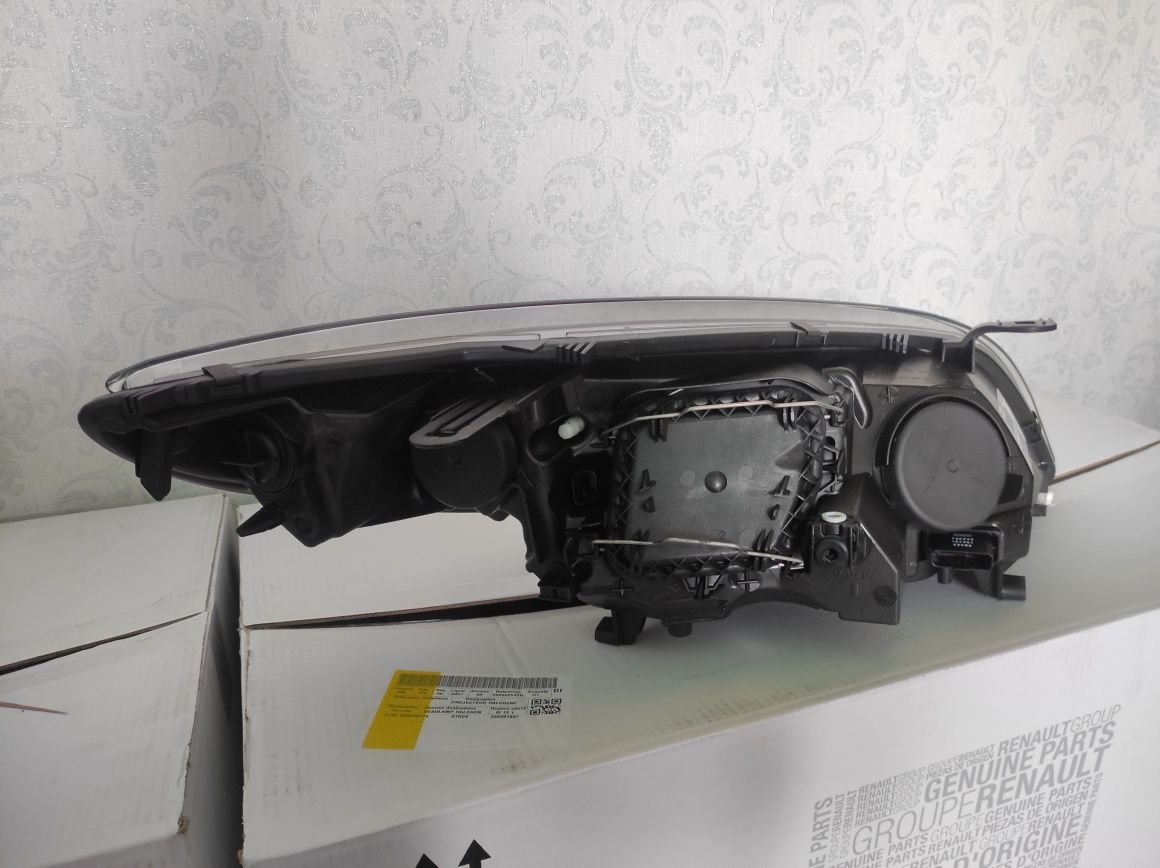 Фара фари Рено Меган 3 renault megane 3 260602545R.  260102973R