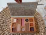 The beauty crop paleta cieni i produktów do twarzy