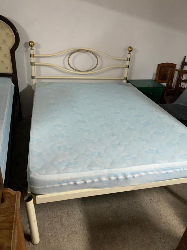 Cama de casal em metal
