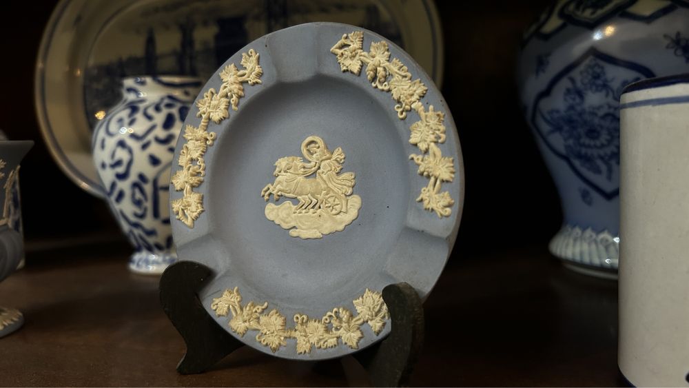 3 Peças Wedgwood Azuis + 2 suportes pratos