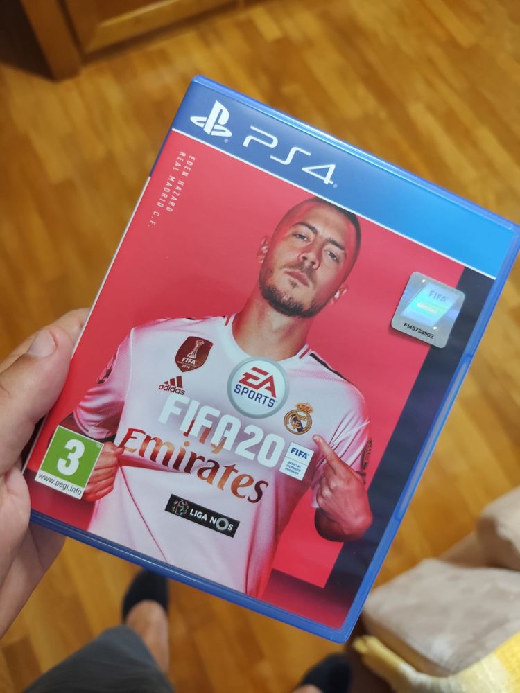 Playstation 4 com comando e jogo