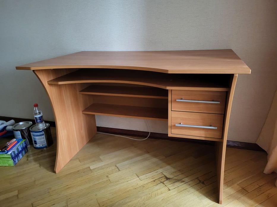 Дерев'яний письмовий стіл