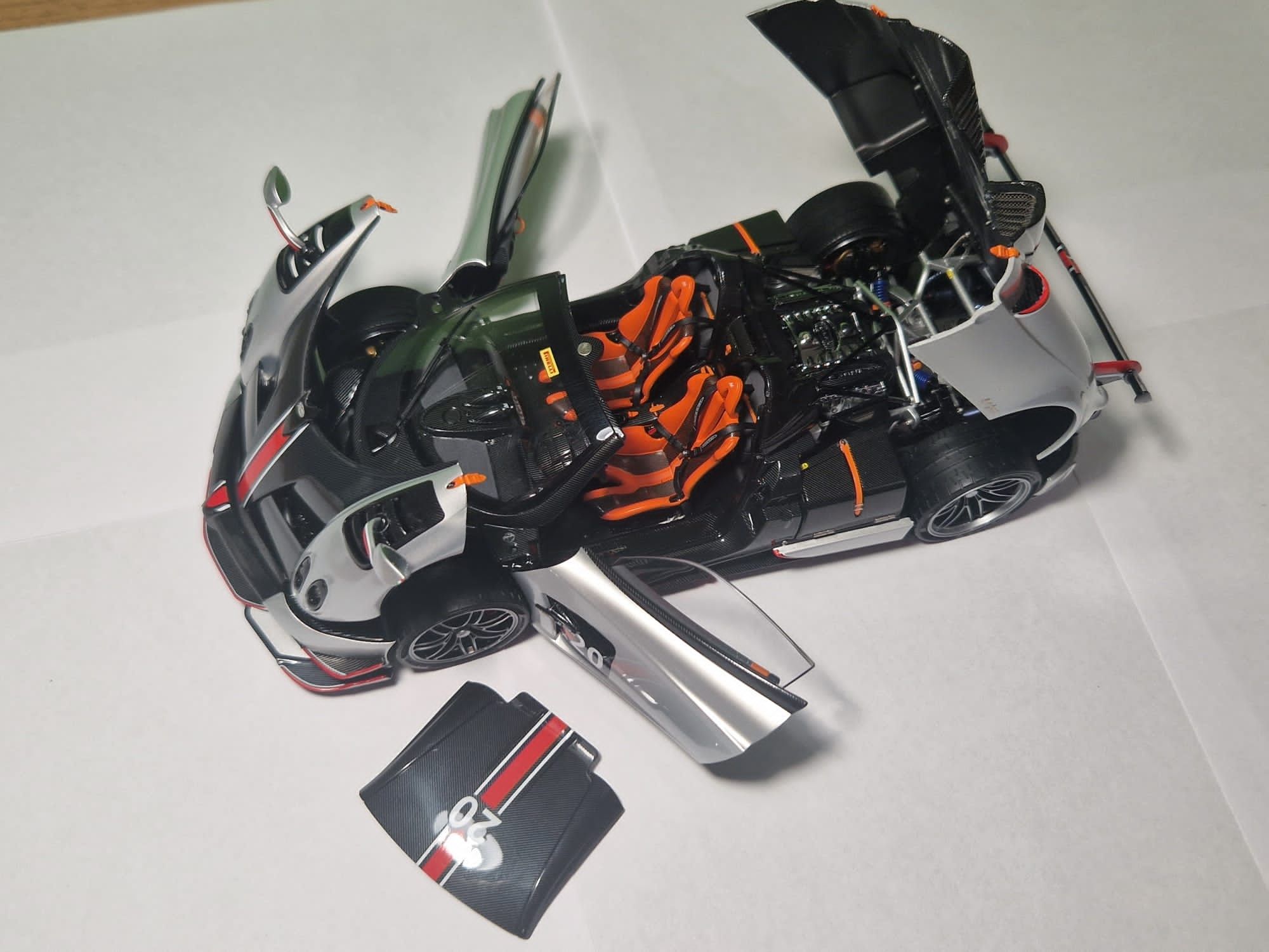 LCD Pagani Huayra Roadster 1:18 detal lepszy od Autoart