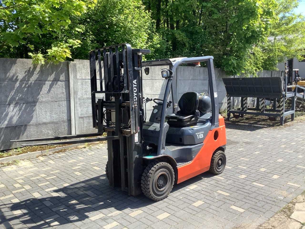 Gazowy wózek widłowy Toyota 8FG18, triplex, 4 sekcje, darmowa dostawa.