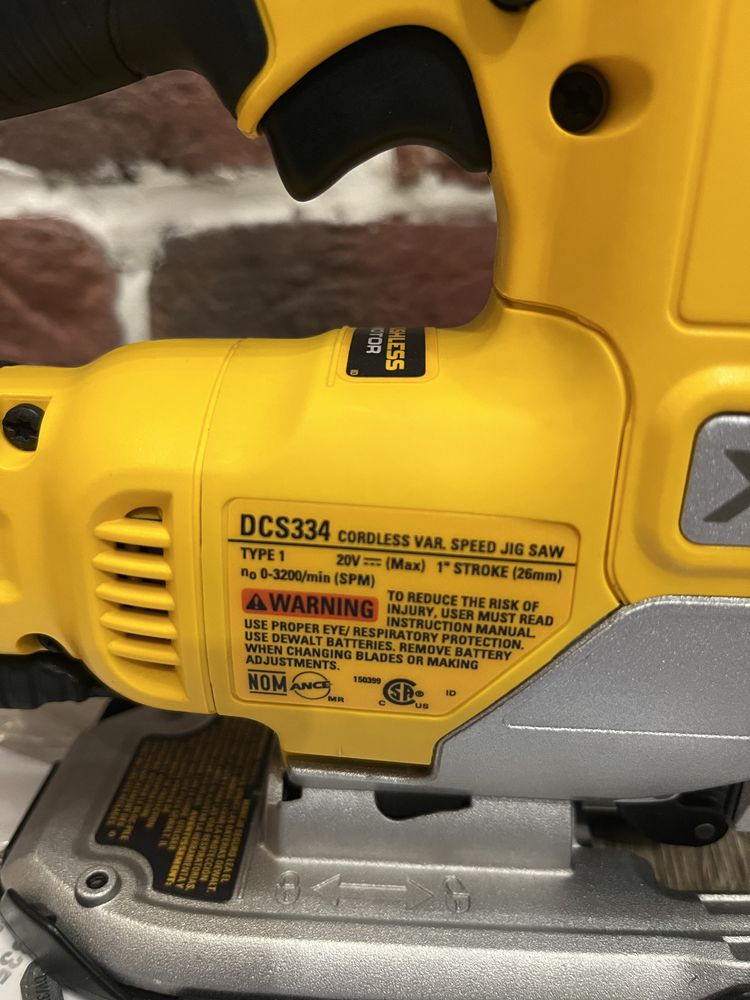 DeWALT DCS334b бесщеточный лобзик