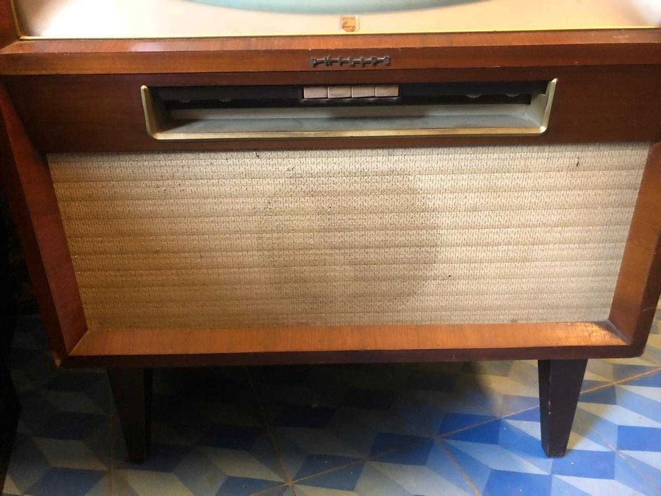 Televisão vintage em bom estado