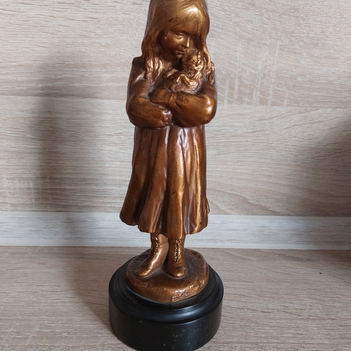 Figurka dziewczynki z kotem  brąz  autora  Lecalello