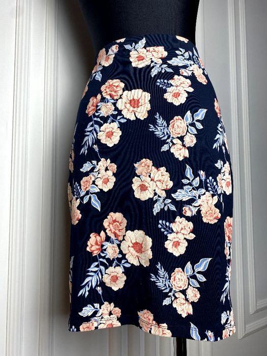 Granatowa spódnica ołówkowa w kwiaty L M old money elegancka jesień