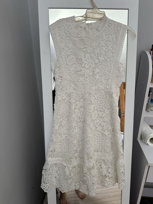 Біла мереживна сукня