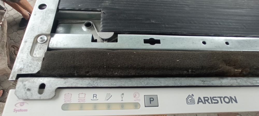 Продам посудомоечную машину Ariston LI48A