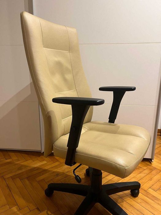 Fotel obrotowy ze skóry