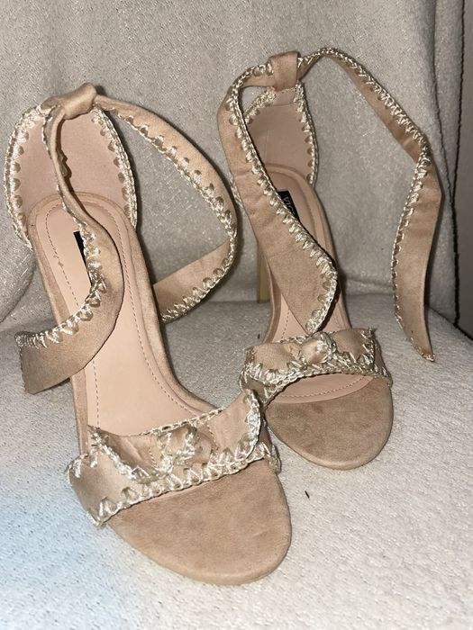 Бежеві туфлі з відкритим носком