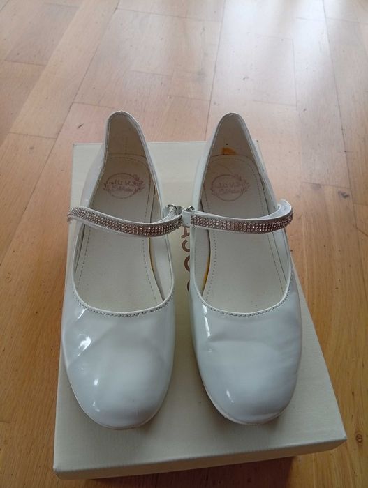 Białe lakierowane baleriny dziewczęce 35