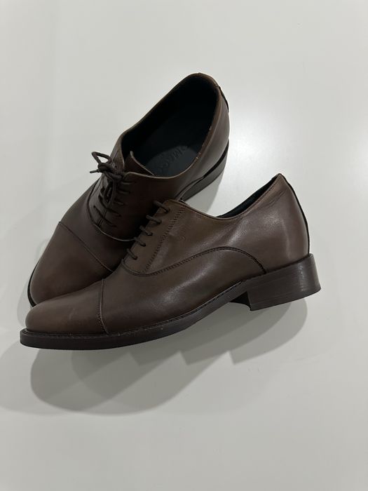 Sapatos em pele genuína com elevação