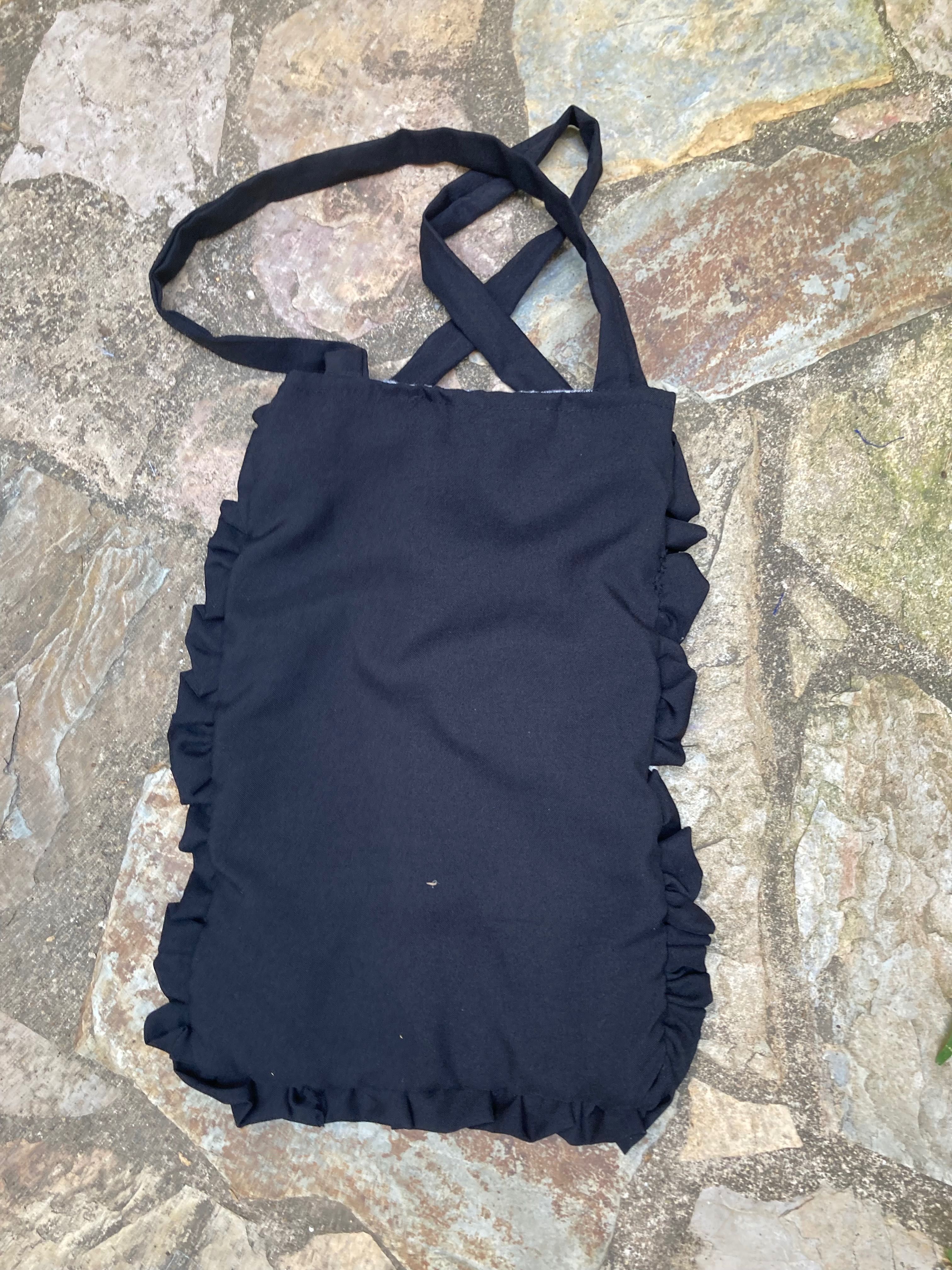 saco preto com folhos feito à mão