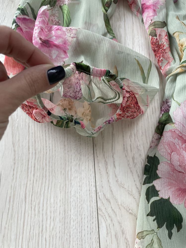 Elegancka zwiewna krótka sukienka tiulowa taliowana miętowa w kwiaty