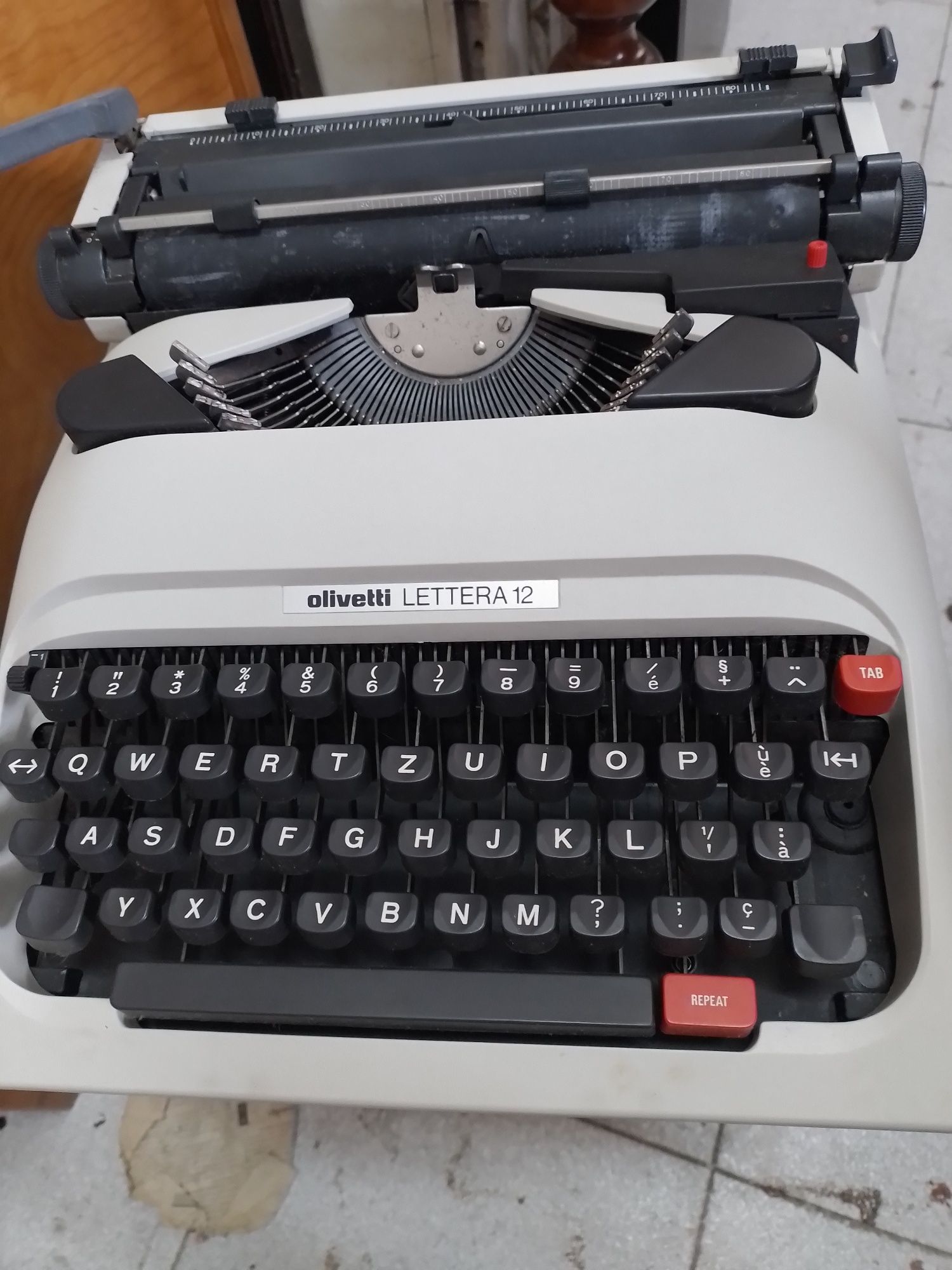 Maquinas de escrever umas mais antigas e outra mais moderna para decor