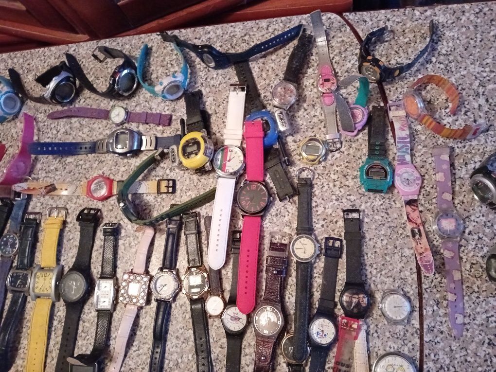 Conjunto de 130 Relógios Diversos para Reparação/Peças