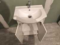 WC +umywalka z szafką i baterią