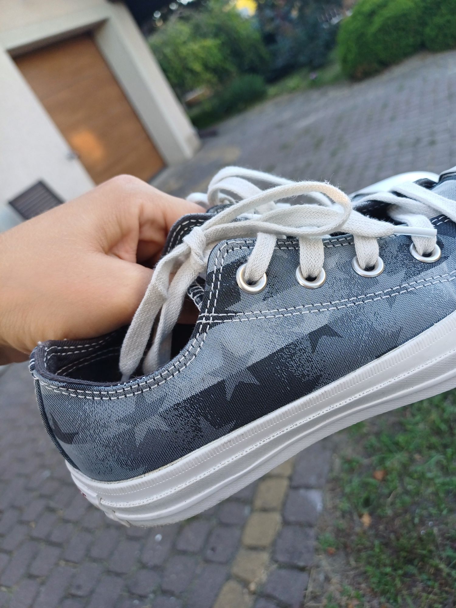 Buty dzieciece converse w gwiazki