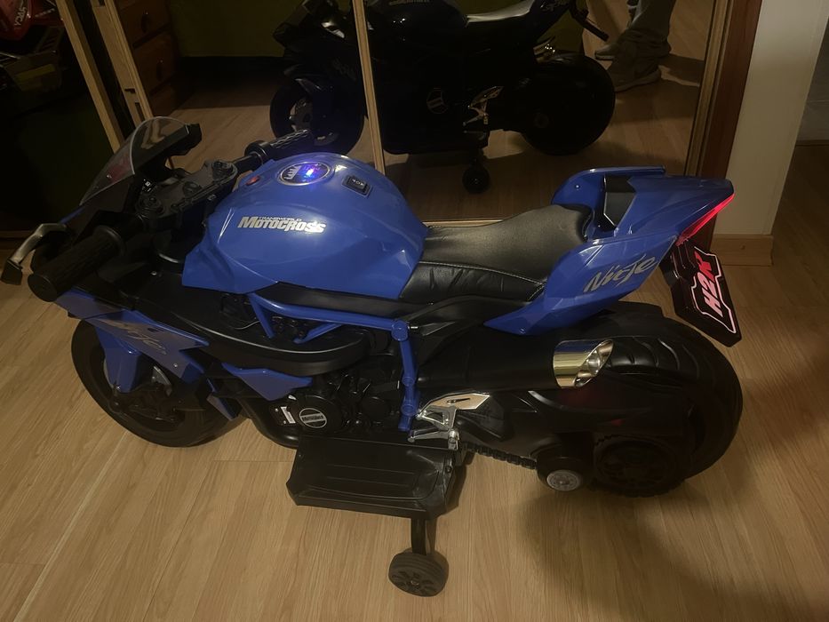 A mota eléctrica para crianças Kawasaki