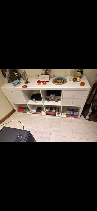 Movel branco com porta e gavetas