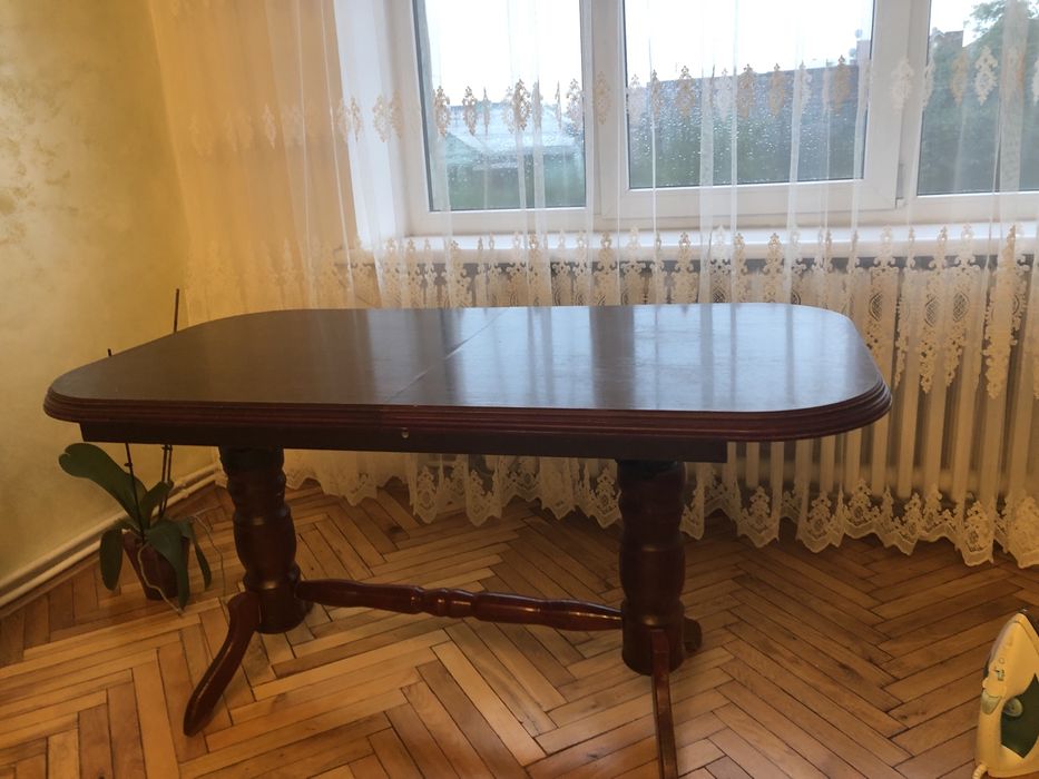 Продаю стіл розкладний  у вітальню