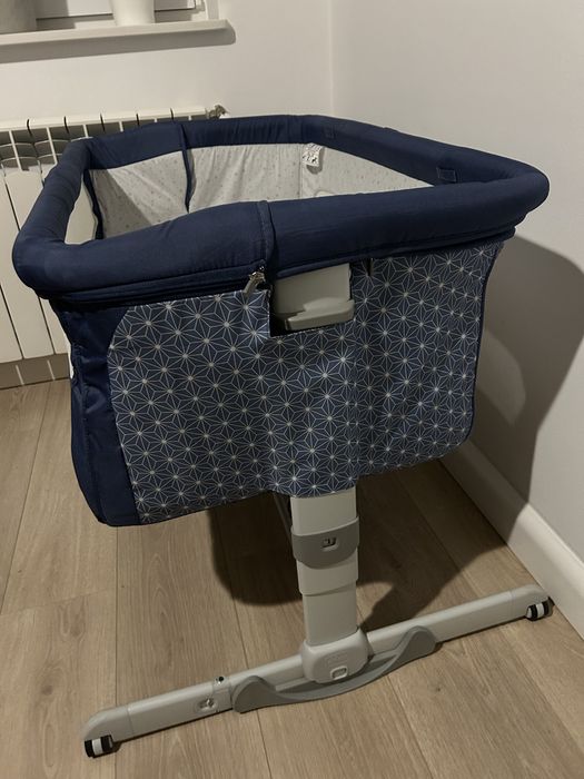 Łóżeczko Chicco Next2Me granatowe plus prześcieradła