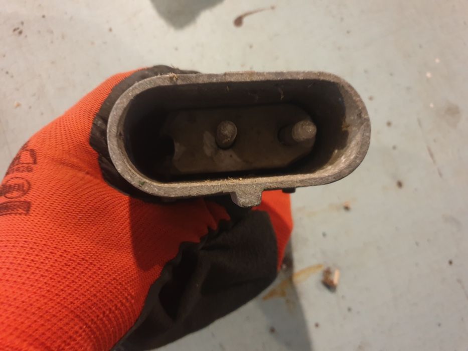 Wtyczka I gniazdo płaskie 25A 380V ma 3 bolce.