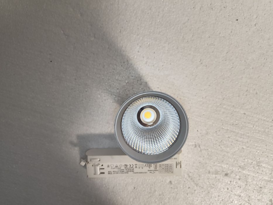 Nowy Reflektor LED Szynowy Biały (max 21W) - FOOQ/EAGLERISE