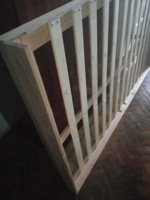 Estrutura de cama em Pinho 120x200