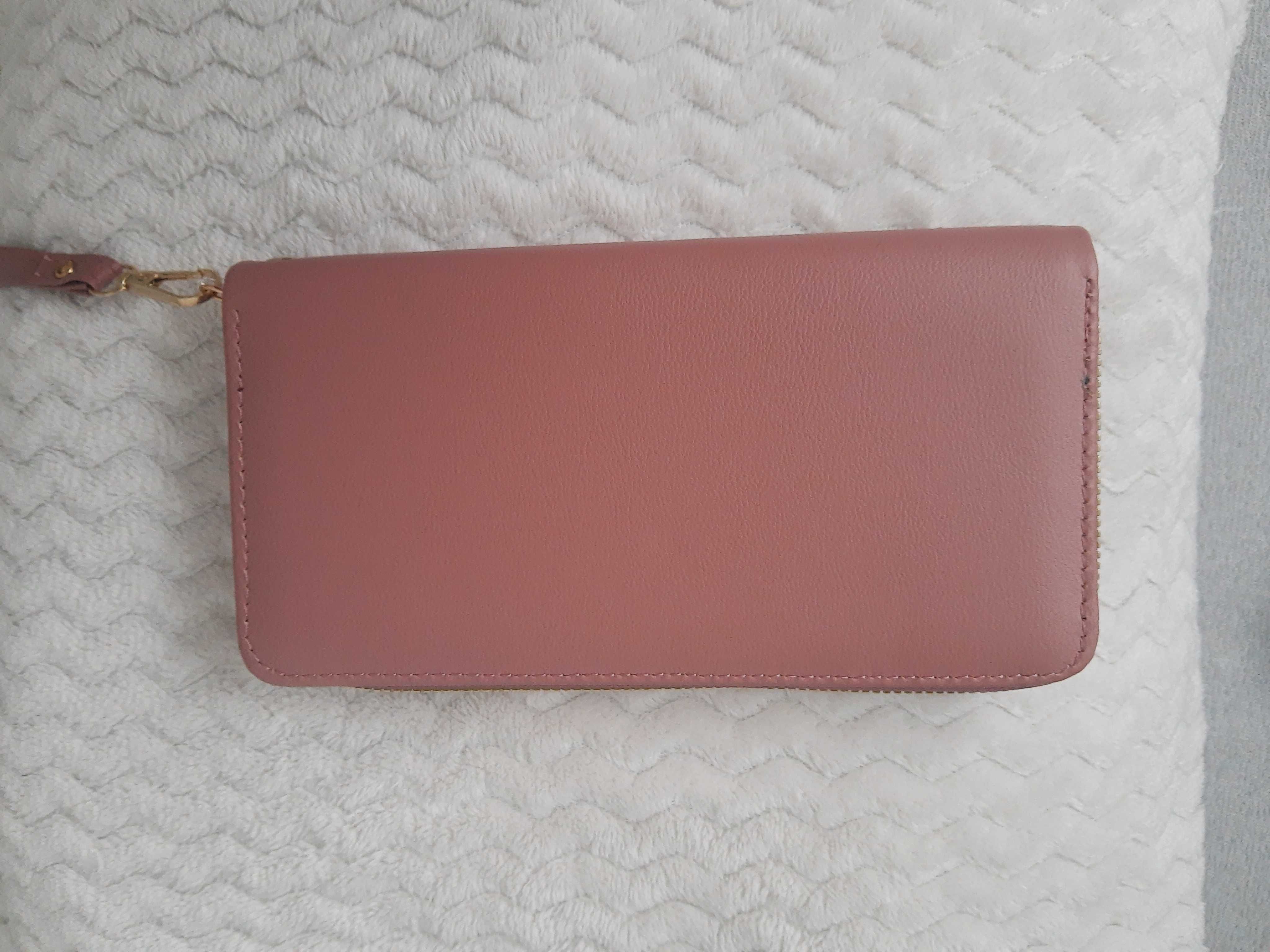 Duży różowy portfel