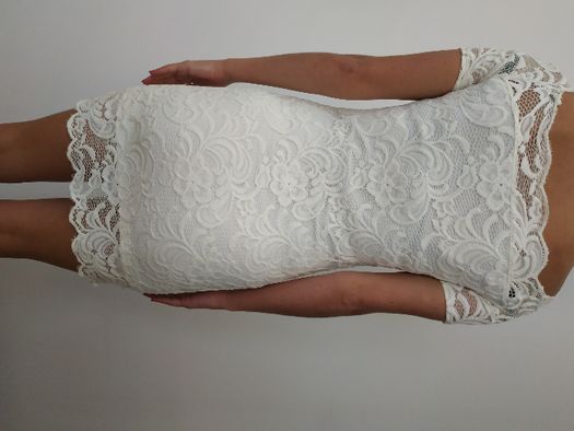 biała koronkowa sukienka