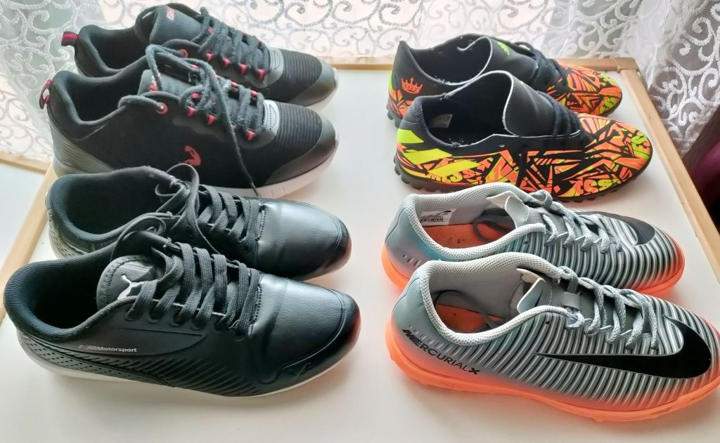 Sapatos e roupa para rapazes