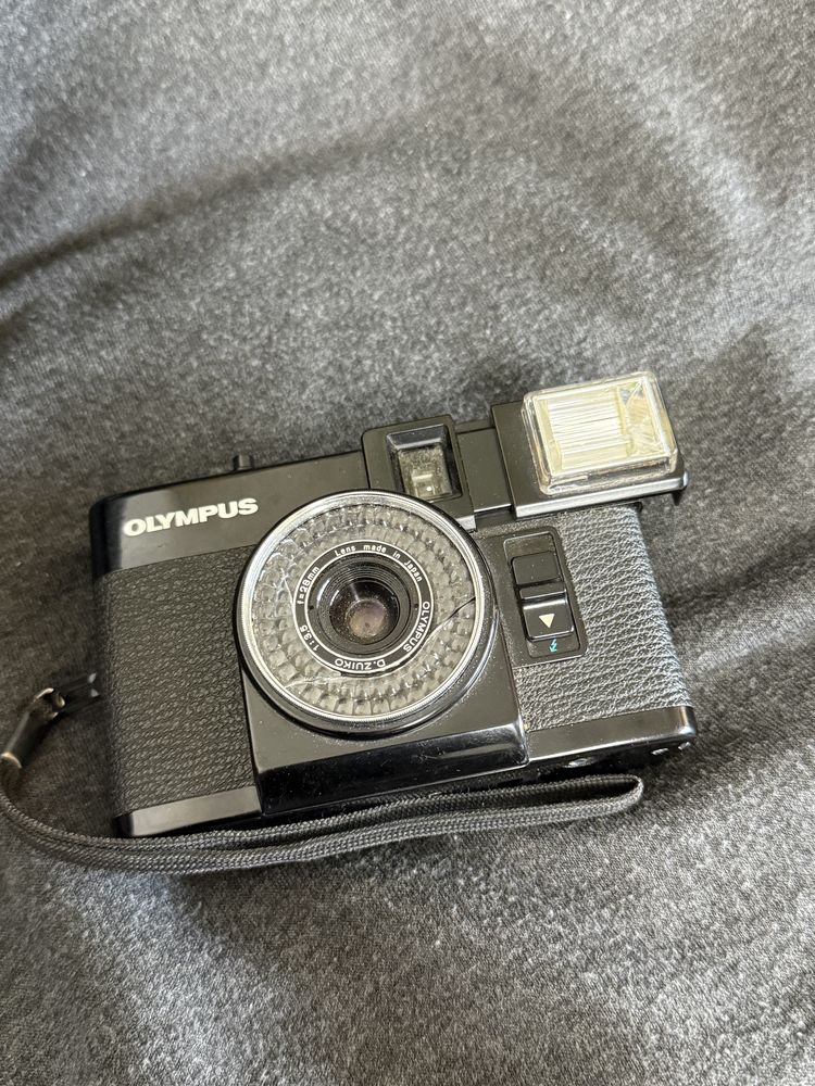 Olympus Pen E-F – półklatkowy aparat analogowy z lampą błyskową