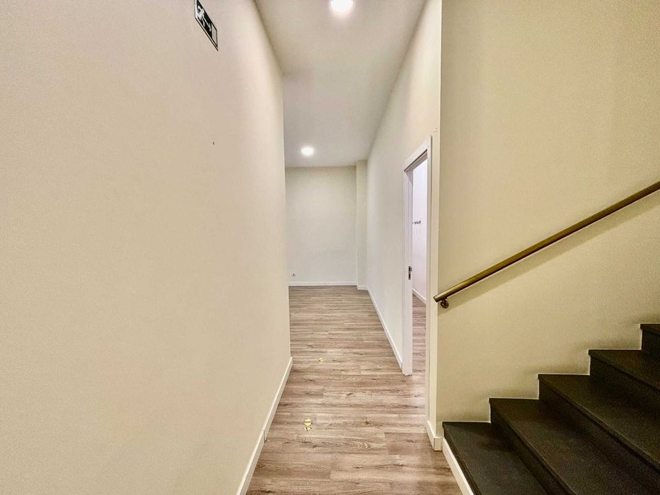 Escritório / Loja para arrendamento na Rua Professor Joaquim Bastos