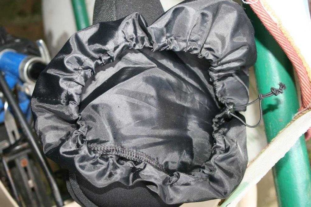 czarny pokrowiec na siodełko do roweru ortalionu zero waste uniwesalne