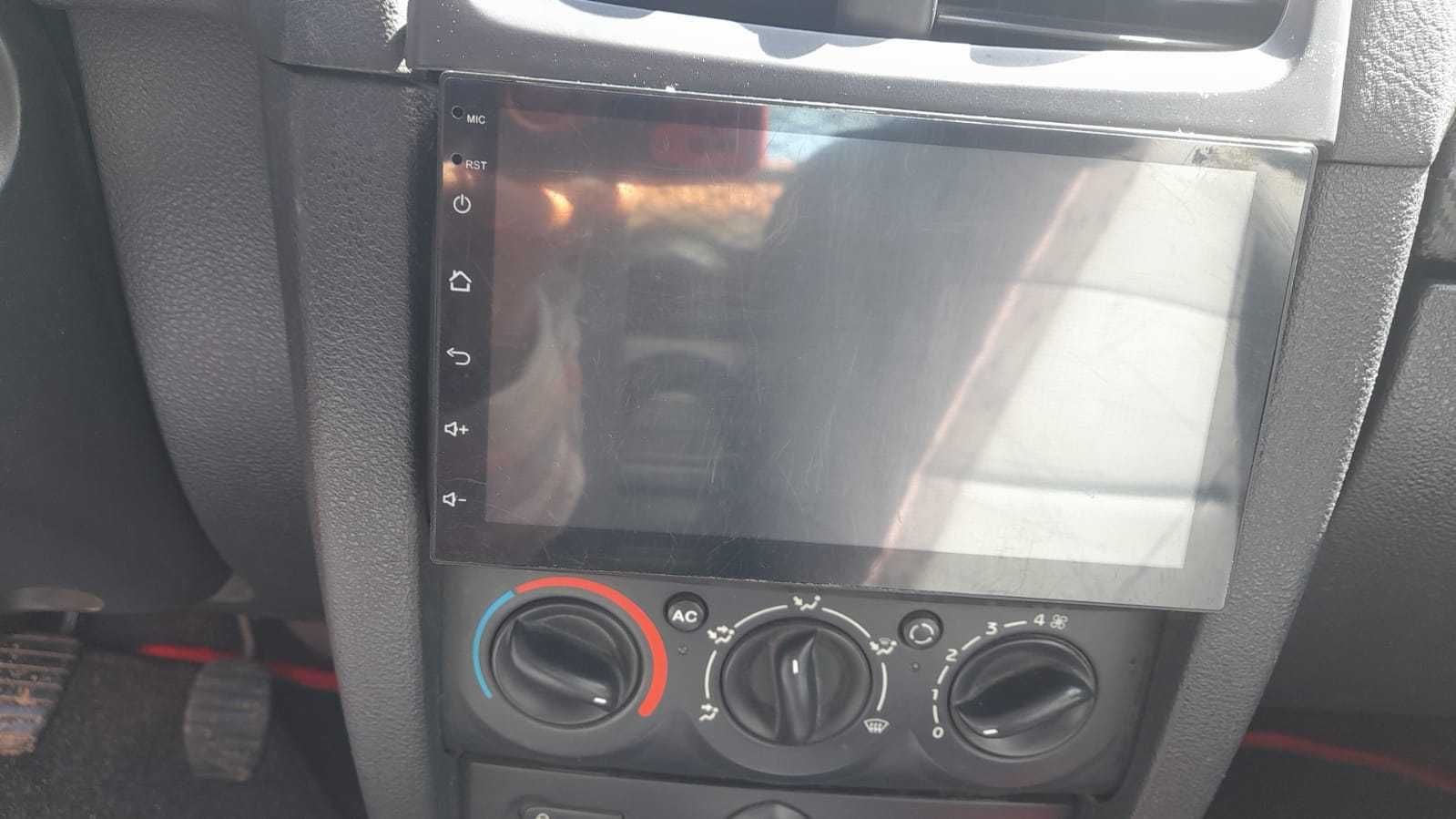 Renault Clio com motor avariado