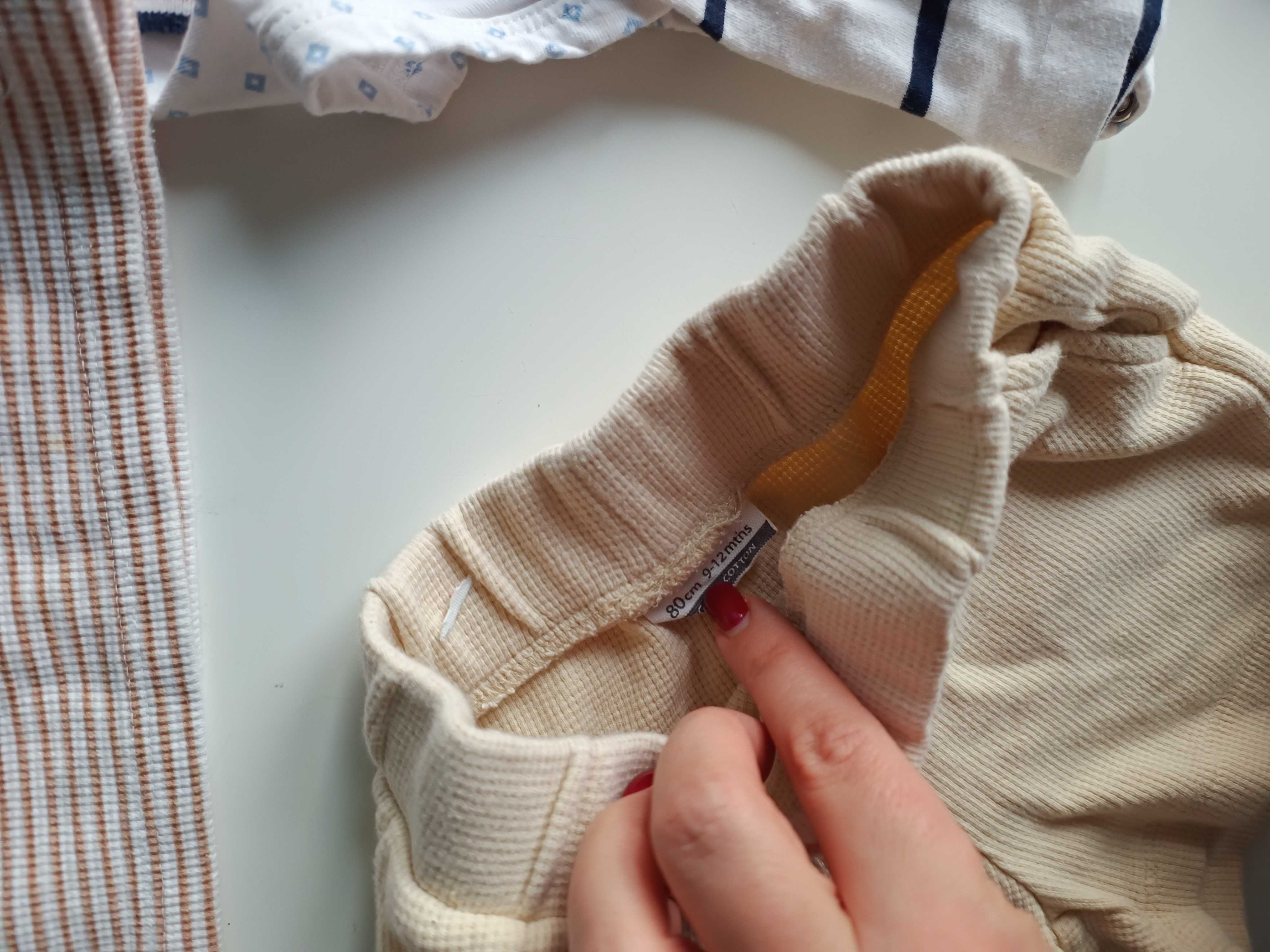 beżowe białe body z krótkim rękawem chlopiece letnie eleganckie 74 80
