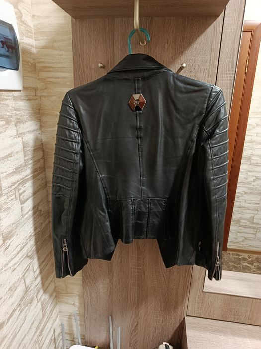 Жіноча шкіряна курточка в гарному стані