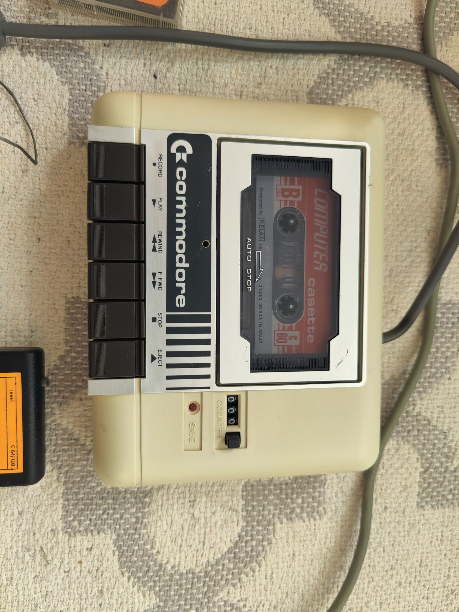 Sprzedam Commodore C64 z magnetofonem, joystickiem, zasilaczem.