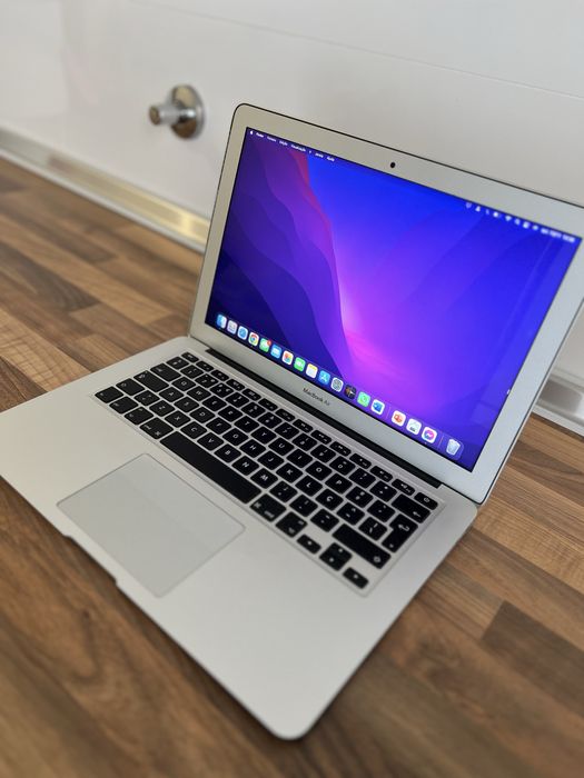 MacBook Air 13” (2017) em ótimo estado, com i7, 8GB RAM e SSD 128GB.