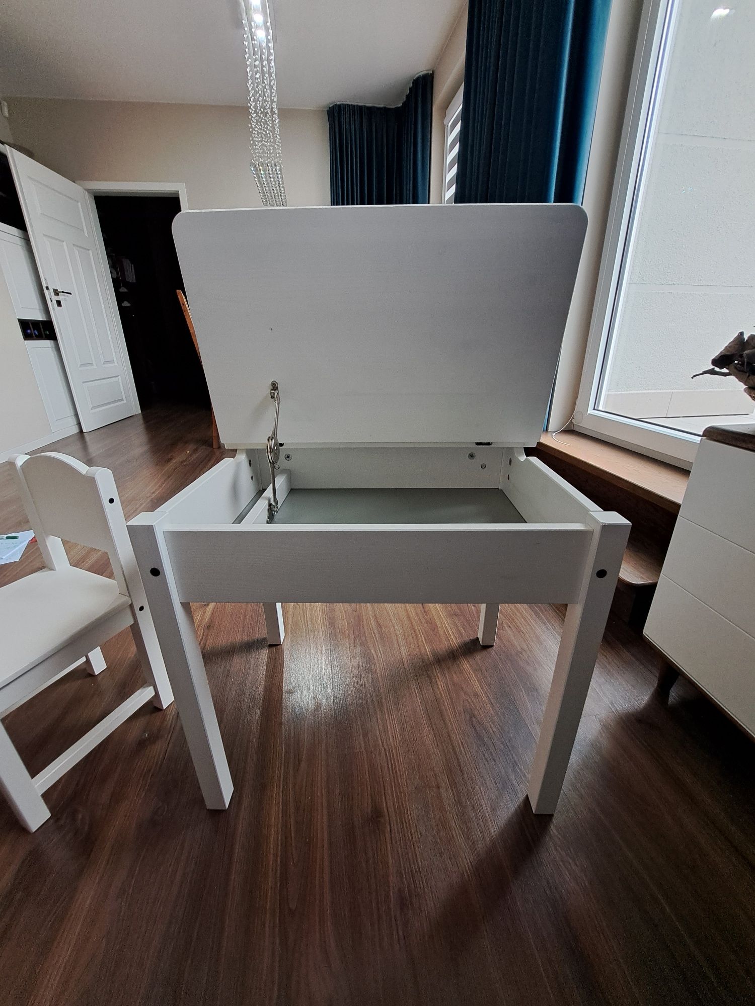 Biurko z krzesełkiem IKEA SUNDVIK.