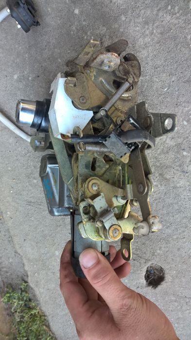 Zamek tylnej klapy z dociąganiem Mercedes w124 kombi