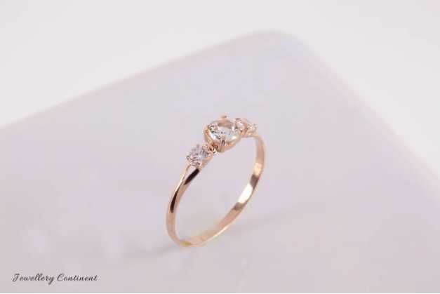 Женское кольцо из красного золота с тремя камнями