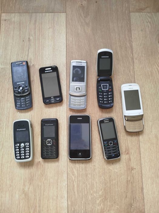 Zestaw starych telefonów