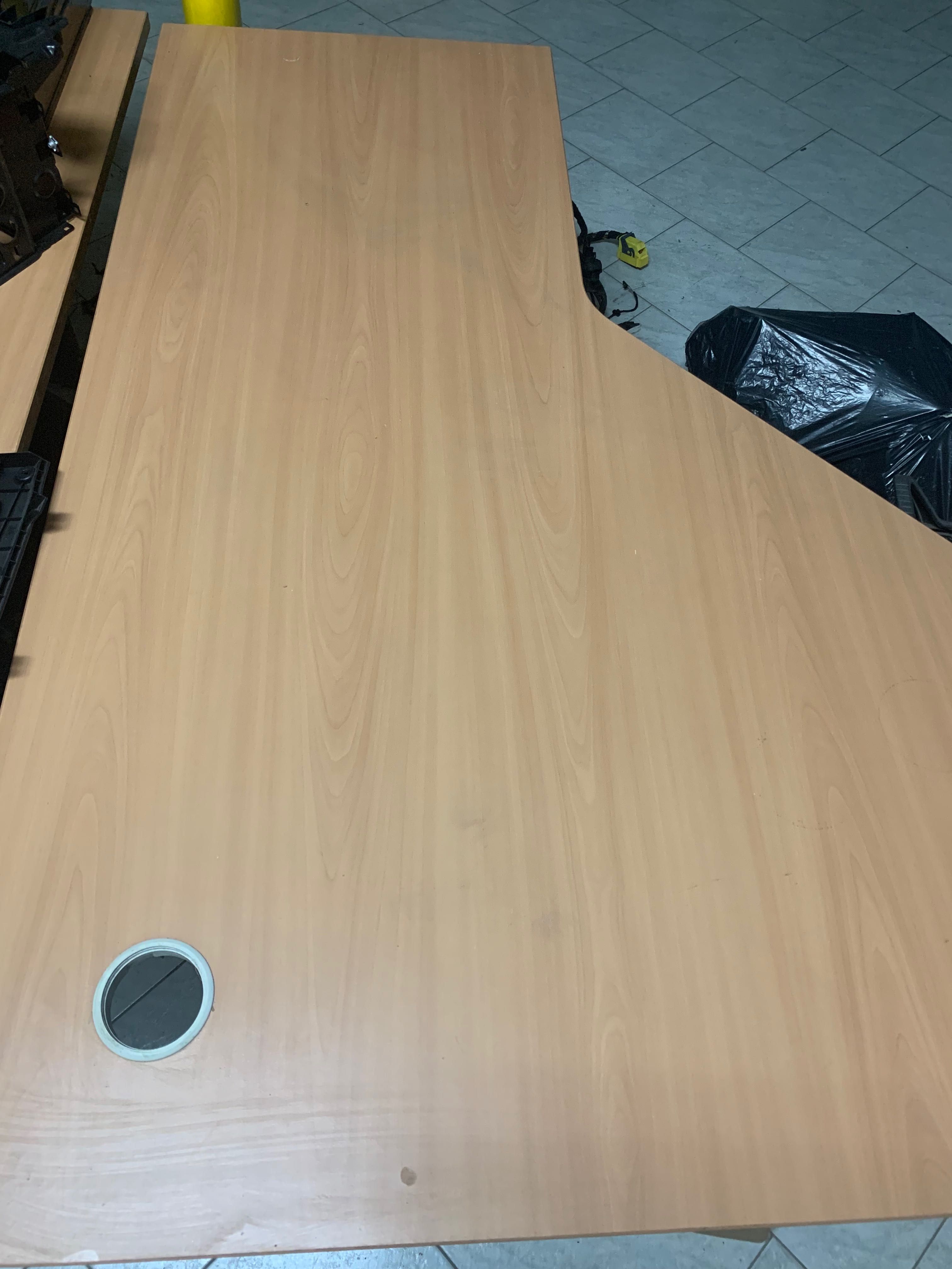 Duży  brązowy stół