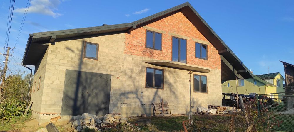 Продаж будинку з гаражем