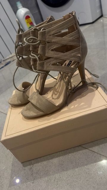 Buty nowe r.35 Beżowe